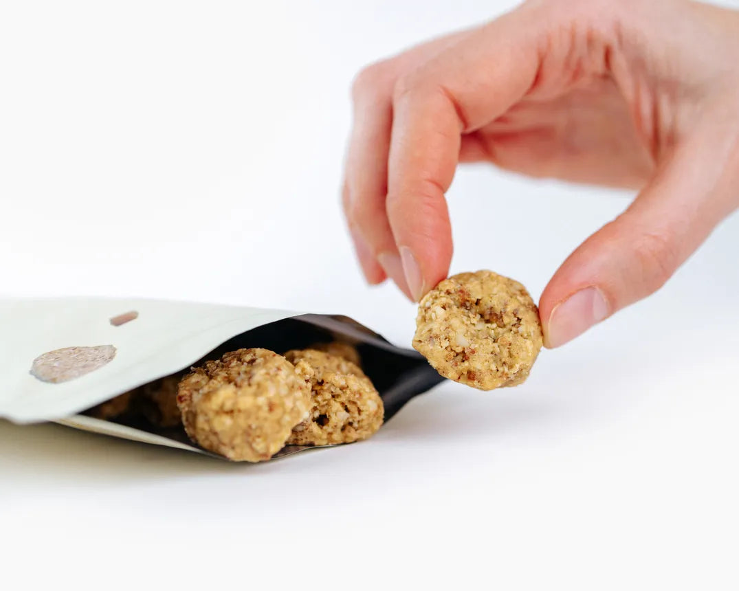 BIO Mini Cookies ⁠–⁠ glutenfreie Haferkekse mit gesalzenes Karamell und Mandeln 100 g